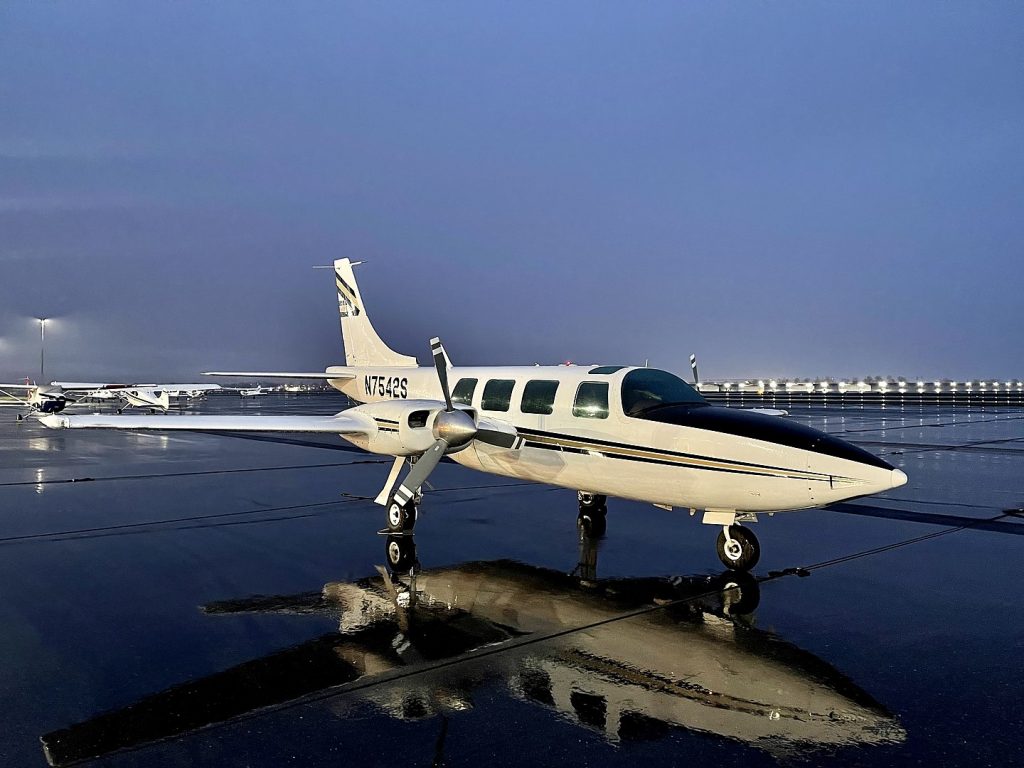 Piper Aerostar 600 piston for Nantucket charter